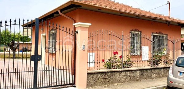 casa indipendente in affitto a Leinì