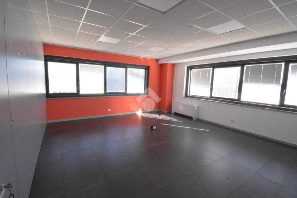 ufficio in affitto a Leinì in zona Fornacino