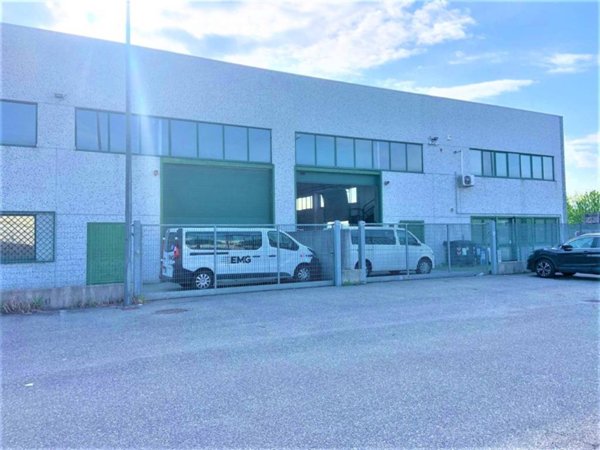 locale commerciale in affitto a Leinì in zona Fornacino