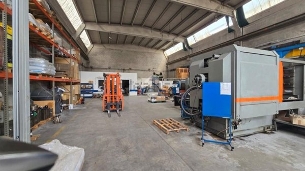 locale commerciale in affitto a Leinì in zona Fornacino