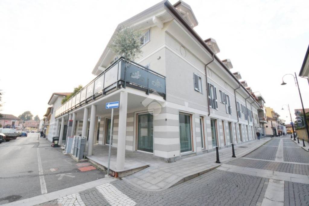 negozio in affitto a Leinì in zona Mappano di Leinì