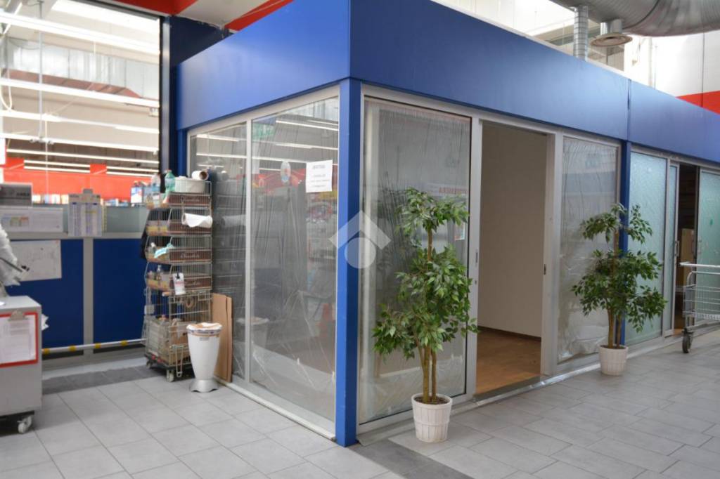 locale commerciale in affitto a Leinì
