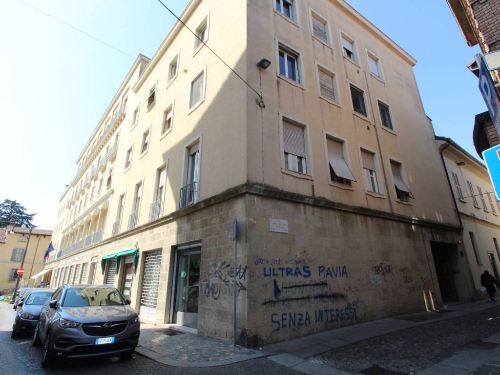 negozio in affitto a Pavia
