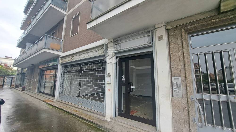 negozio in affitto a Pavia in zona Pompieri