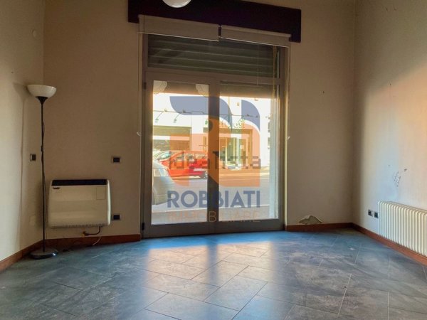 locale commerciale in affitto a Pavia