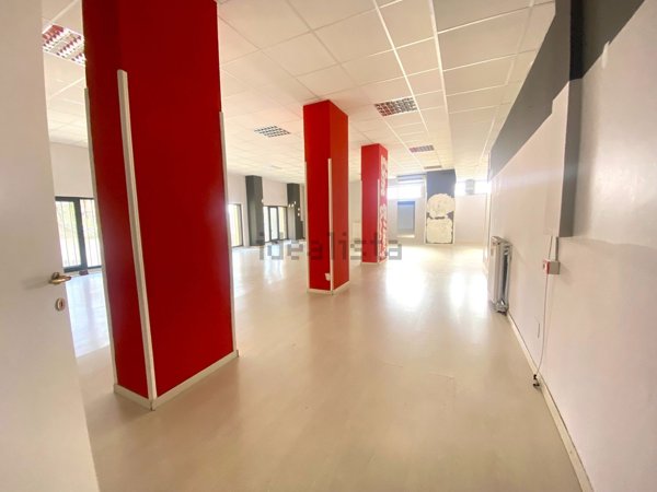 locale commerciale in affitto a Pavia