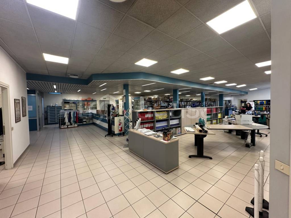 locale commerciale in affitto a Pavia in zona Città Giardino