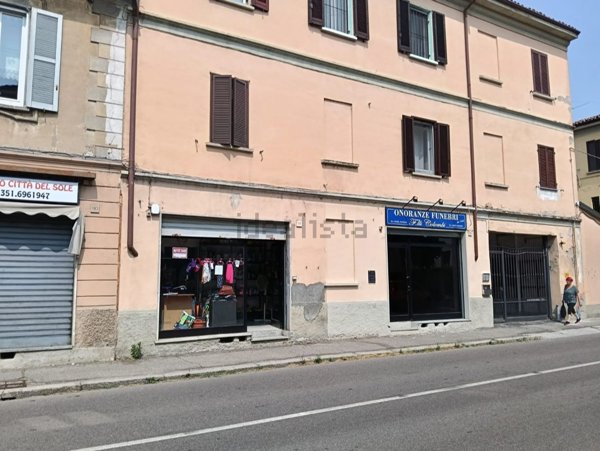 locale commerciale in affitto a Pavia