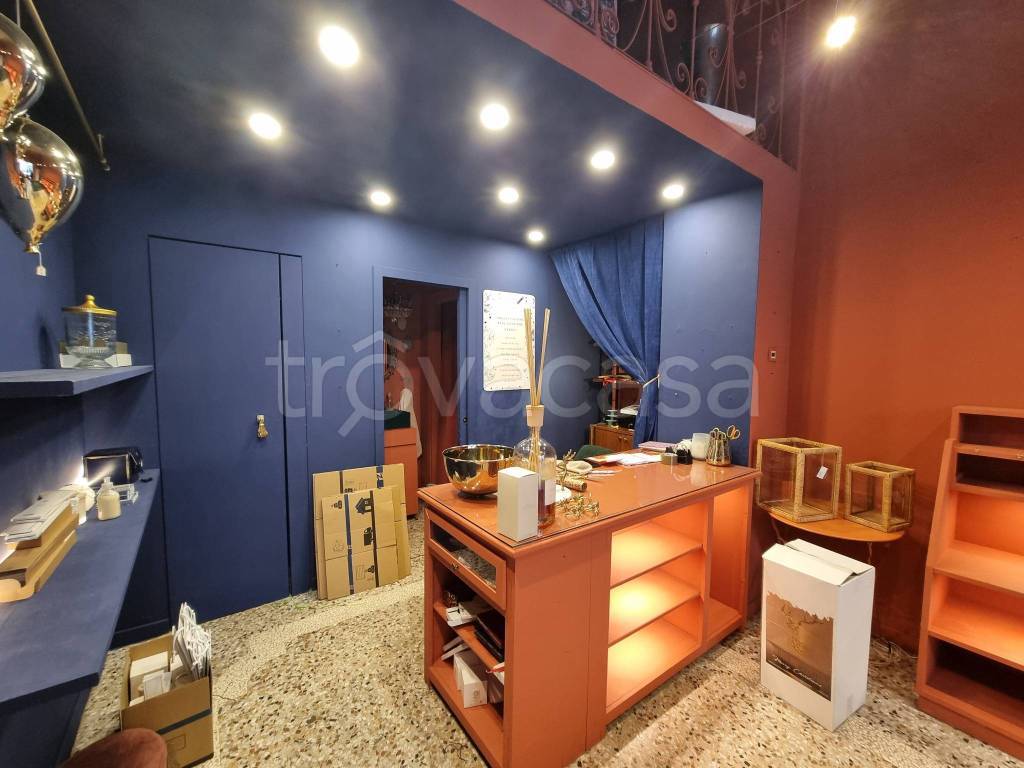 negozio in affitto a Pavia in zona Centro Città