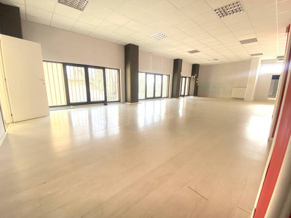 negozio in affitto a Pavia in zona Stazione