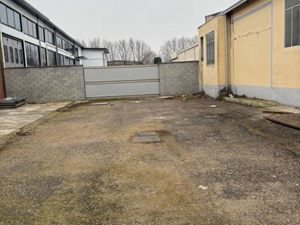 locale commerciale in affitto a Pavia in zona Vallone