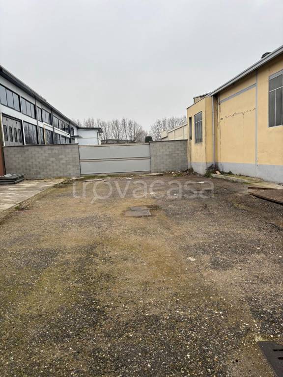 locale commerciale in affitto a Pavia in zona Vallone