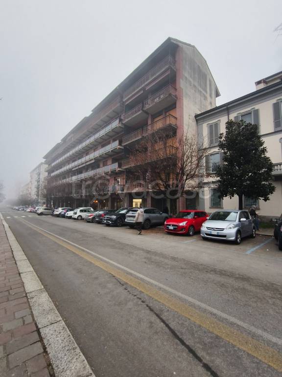 negozio in affitto a Pavia in zona Stazione