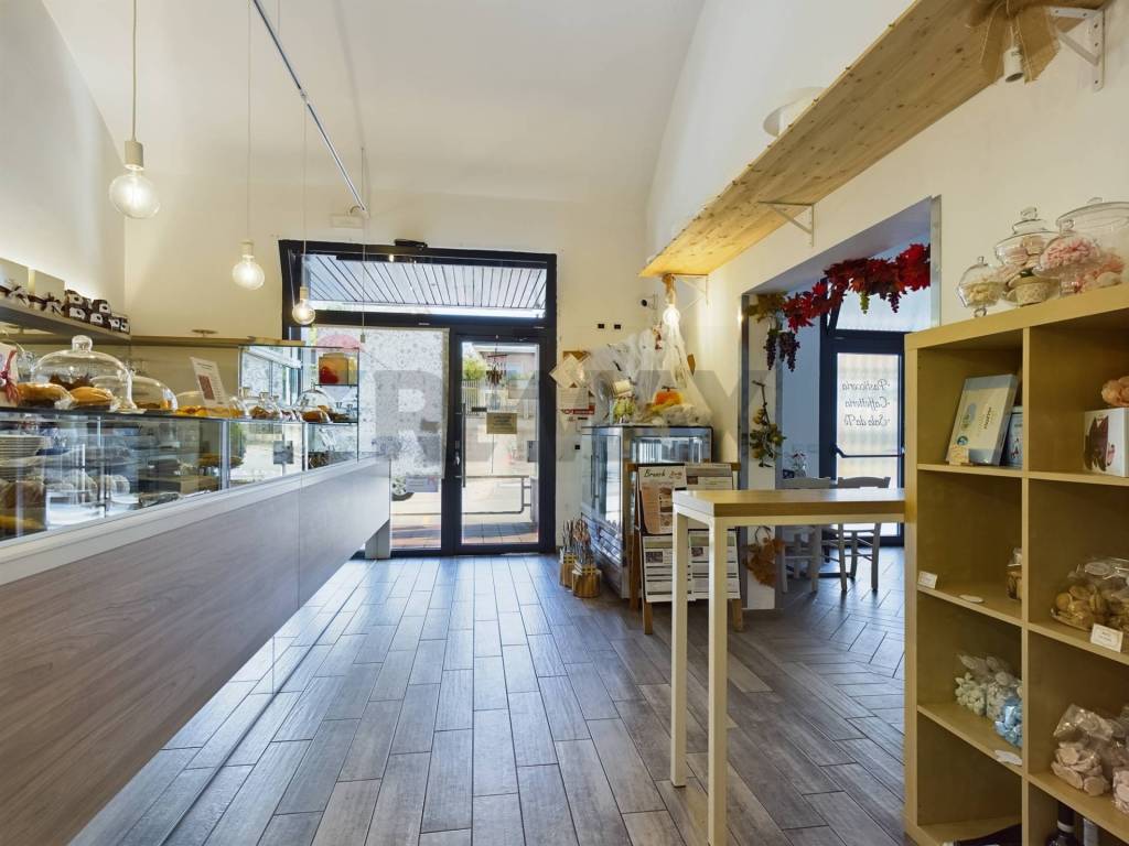 negozio in affitto a Pavia in zona Pompieri