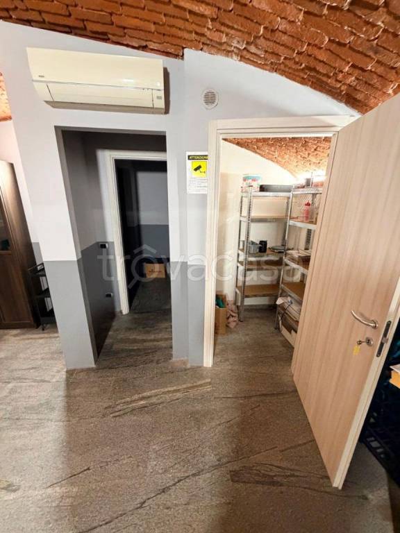 negozio in affitto a Pavia in zona Centro Città