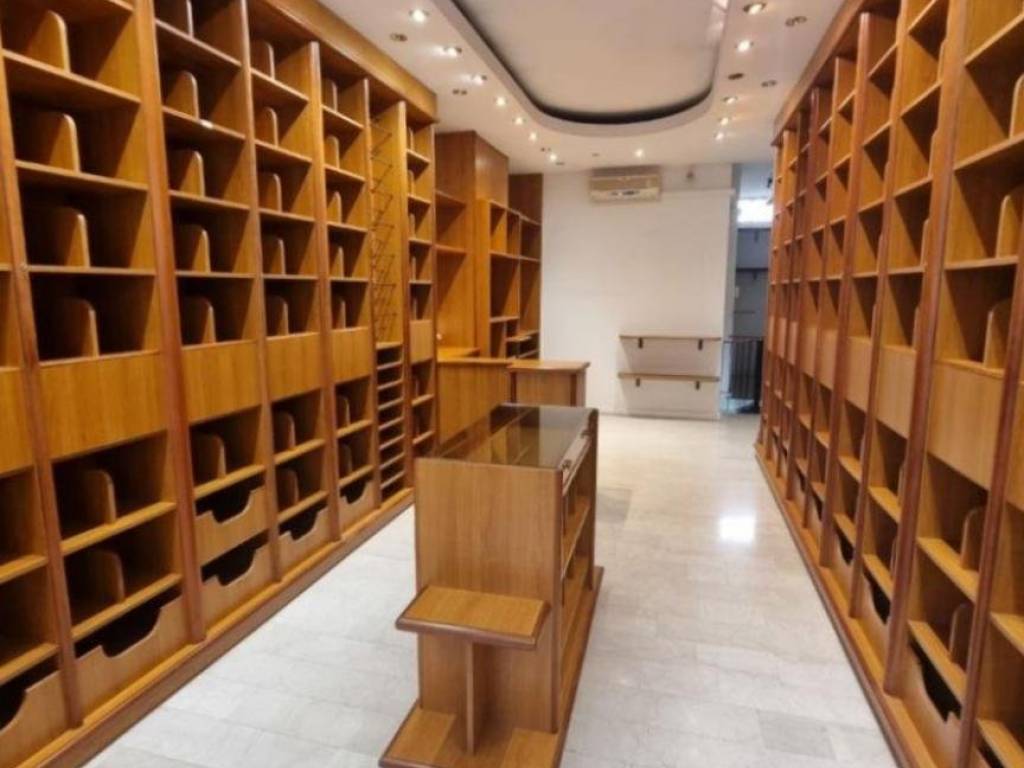 negozio in affitto a Pavia in zona Centro Città