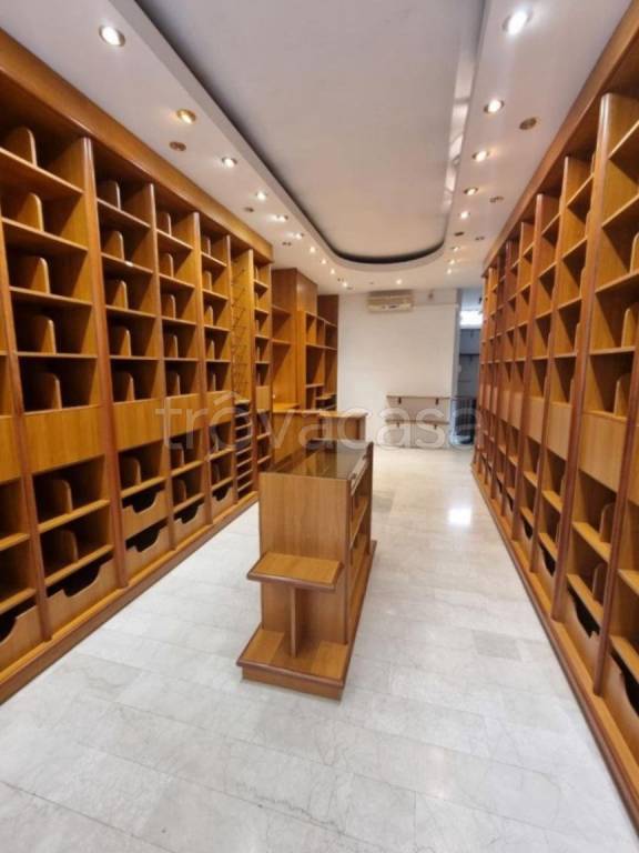 negozio in affitto a Pavia in zona Centro Città