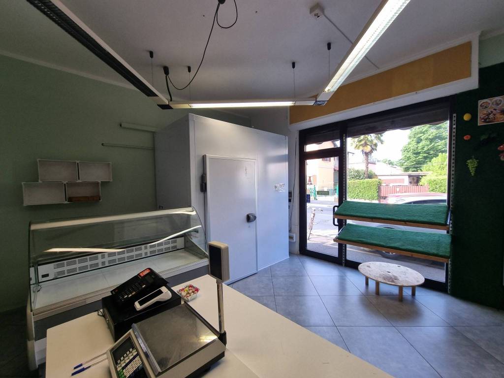 negozio in affitto a Pavia in zona Pompieri