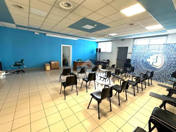 locale commerciale in affitto a Pavia in zona Centro Città