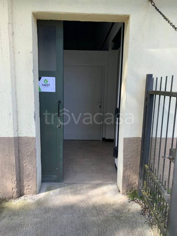 locale commerciale in affitto a Pavia in zona Vallone