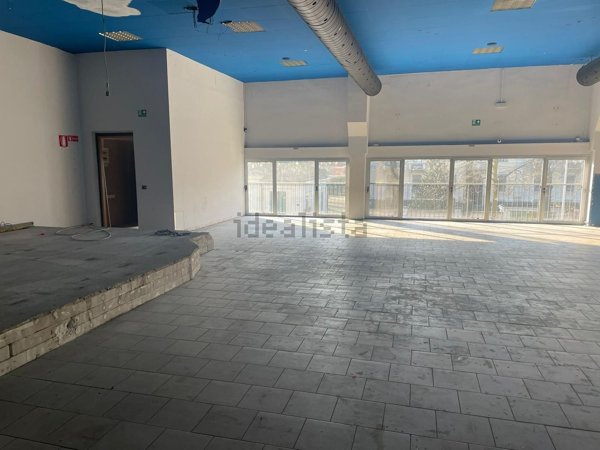 locale commerciale in affitto a Pavia