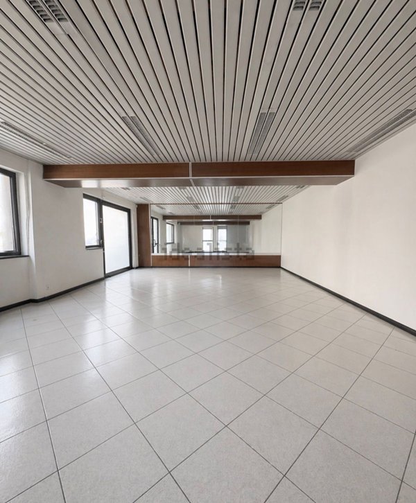 locale commerciale in affitto a Pavia