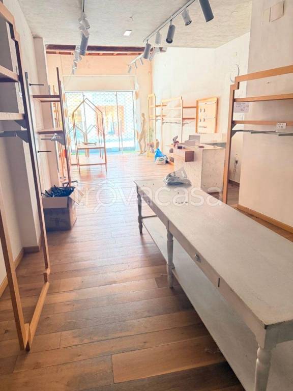 negozio in affitto a Pavia in zona Centro Città