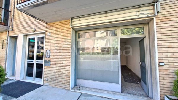 negozio in affitto a Pavia in zona Campari