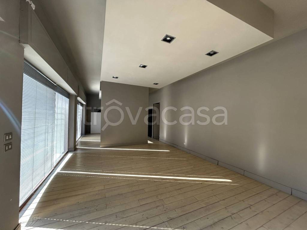 negozio in affitto a Robbio