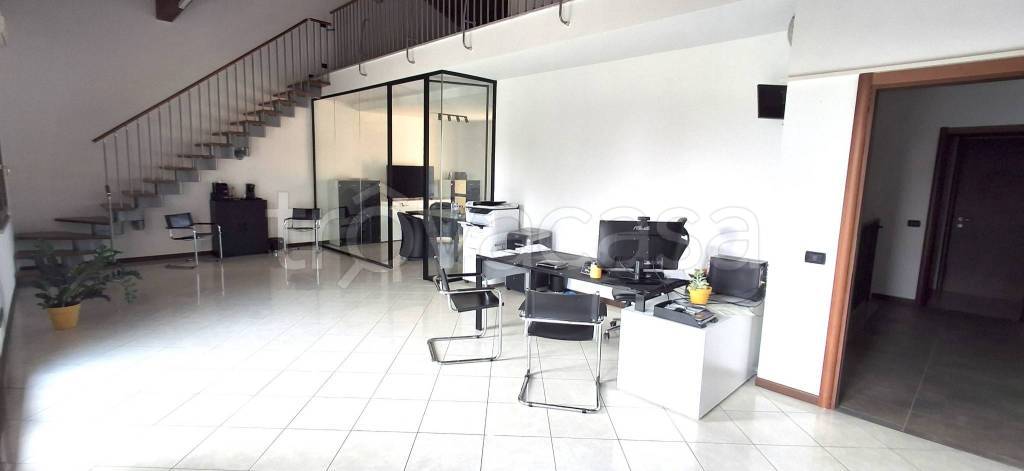 ufficio in affitto a San Genesio ed Uniti in zona Due Porte