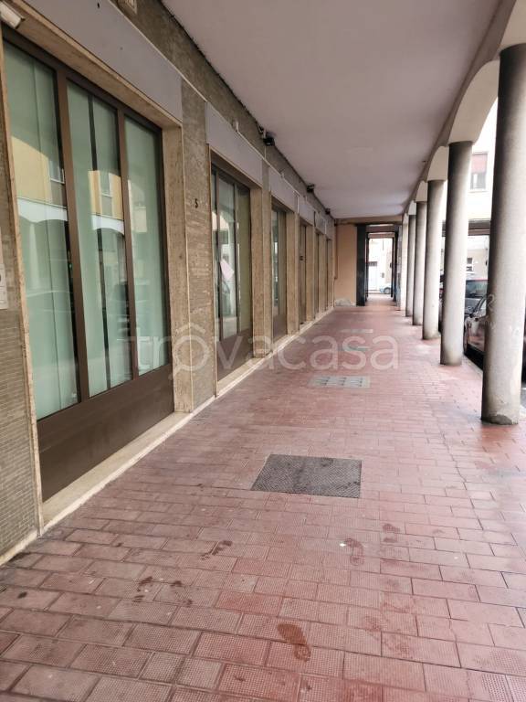 negozio in affitto a Sannazzaro de' Burgondi