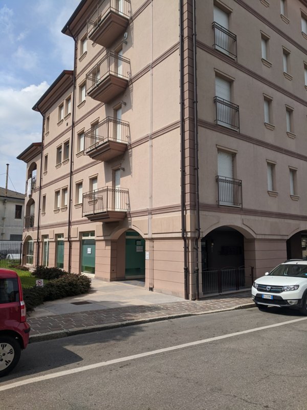 locale commerciale in affitto a Stradella