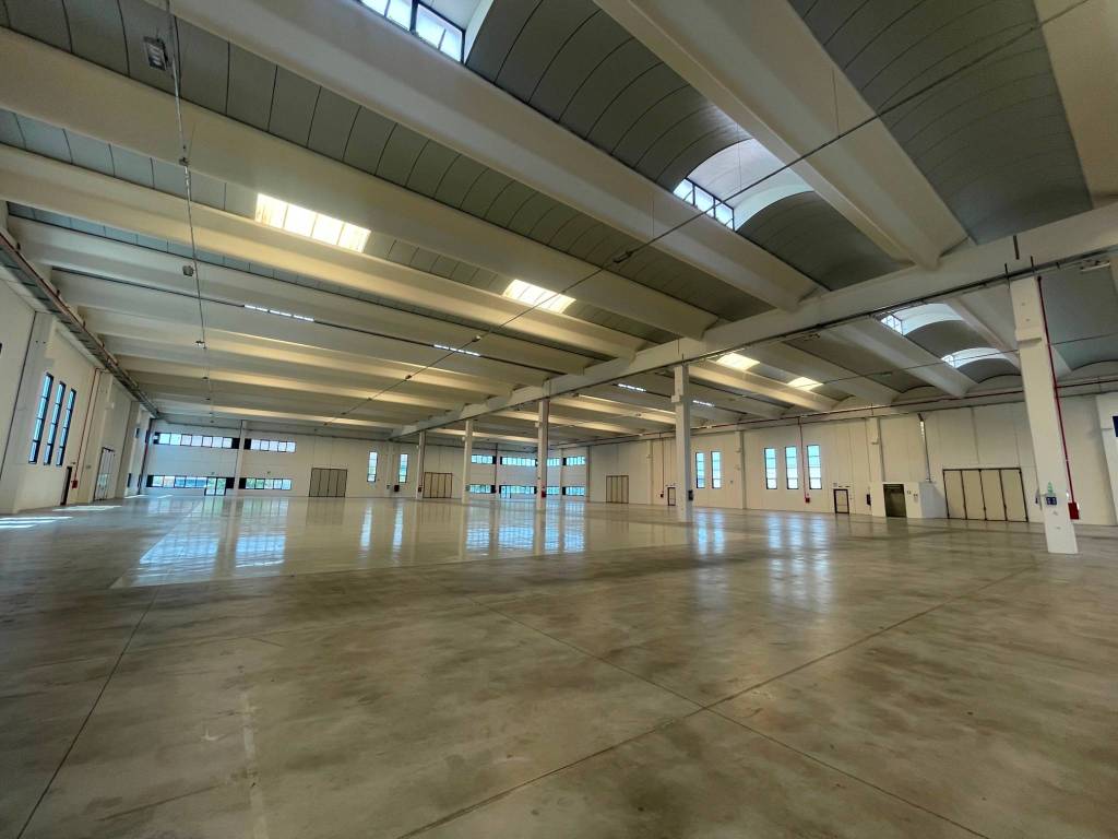 locale commerciale in affitto a Stradella