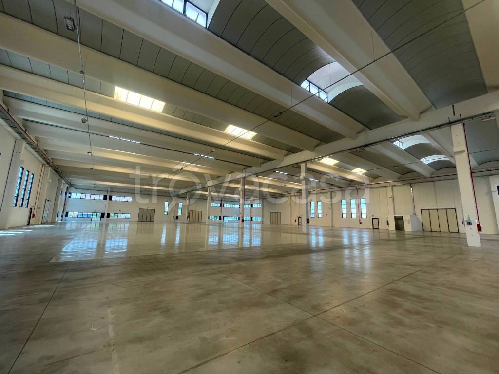 locale commerciale in affitto a Stradella