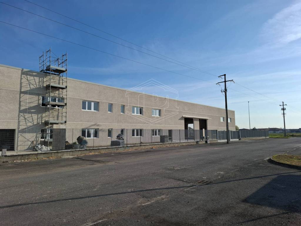 locale commerciale in affitto a Vellezzo Bellini in zona Giovenzano