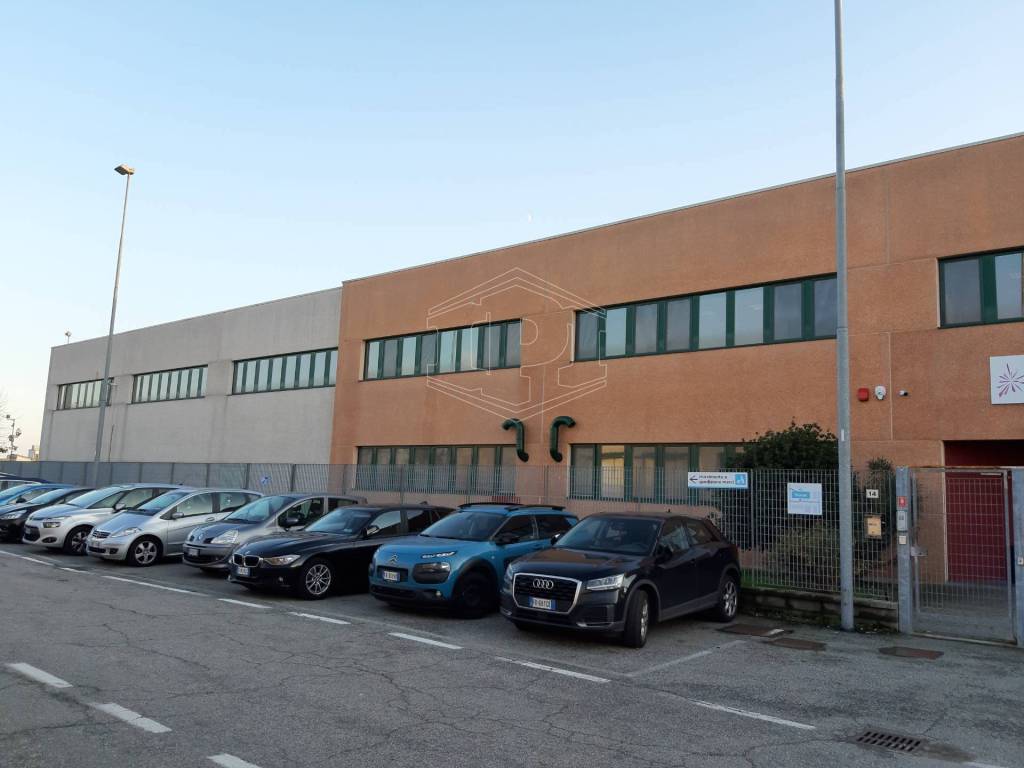 locale commerciale in affitto a Vellezzo Bellini in zona Giovenzano
