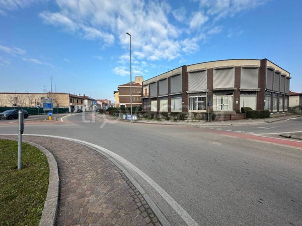 negozio in affitto a Vigevano