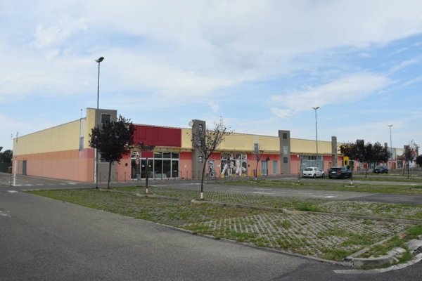 locale commerciale in affitto a Voghera