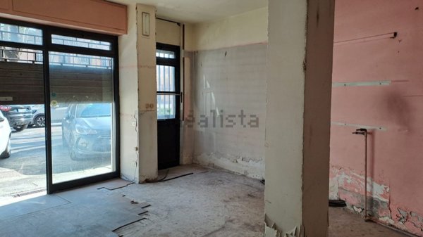 locale commerciale in affitto a Voghera