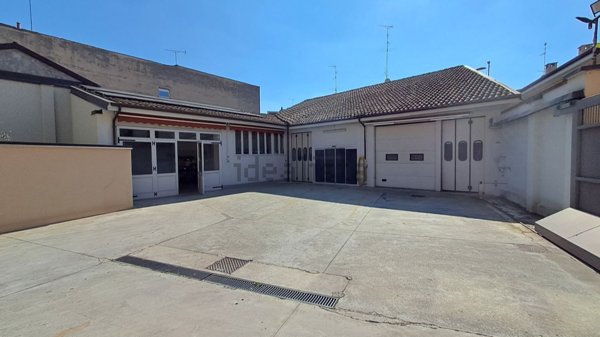 negozio in affitto a Voghera