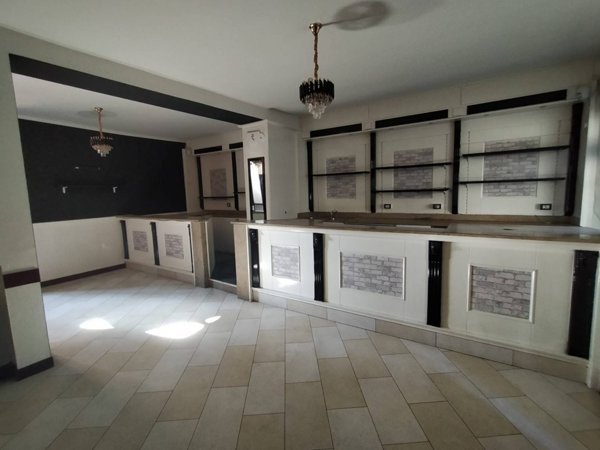 locale commerciale in affitto a Voghera