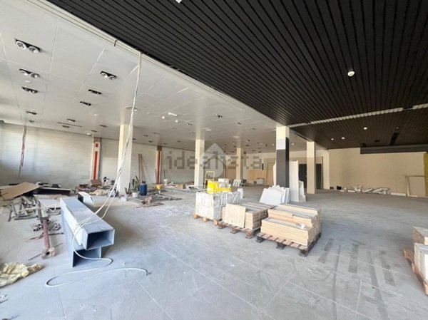 locale commerciale in affitto a Voghera