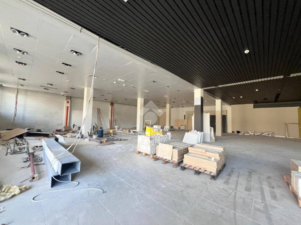 negozio in affitto a Voghera