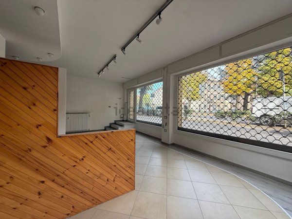 locale commerciale in affitto a Voghera