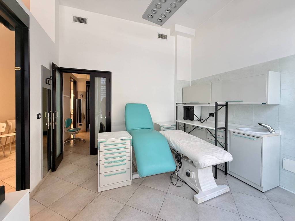 negozio in affitto a Voghera