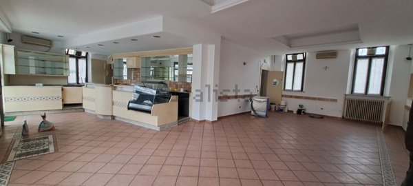 locale commerciale in affitto a Voghera