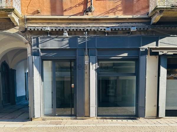 locale commerciale in affitto a Voghera