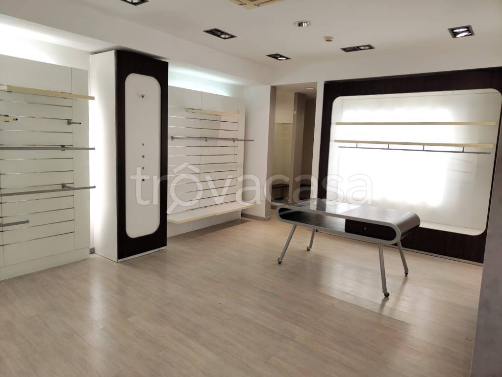 negozio in affitto a Voghera