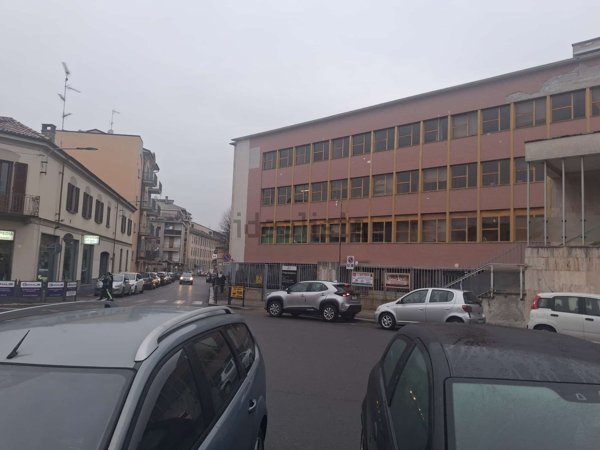 locale commerciale in affitto a Voghera