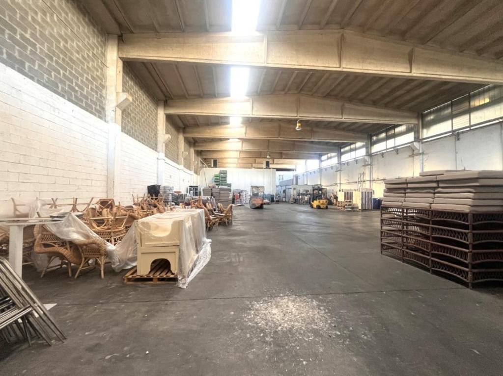 locale commerciale in affitto a Voghera